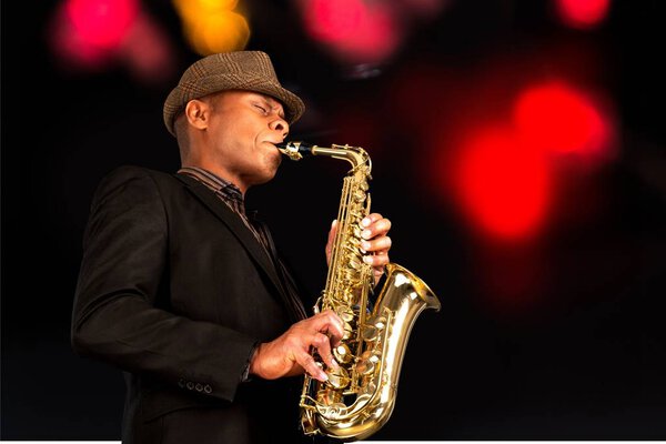 Человек, играющий на саксофоне