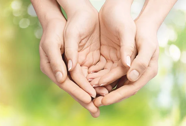 Руки ребенка и матери — стоковое фото