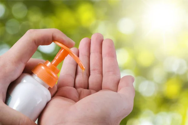Női kezek segítségével folyékony szappan — Stock Fotó