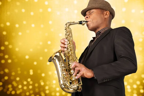 Hombre tocando en saxofón — Foto de Stock