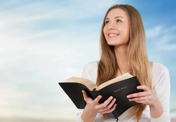 Donna felice con Bibbia — Foto Stock