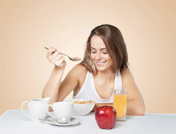 Mujer disfrutando del desayuno — Foto de Stock