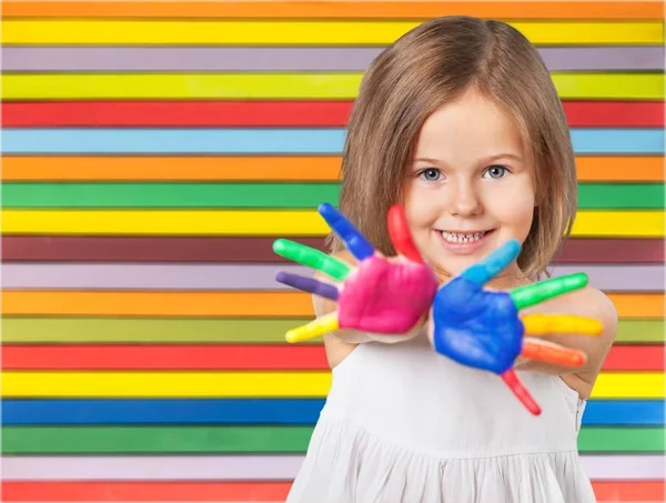 Niña mostrando las manos pintadas —  Fotos de Stock