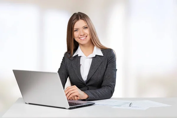 Mulher de negócios que trabalha com laptop — Fotografia de Stock