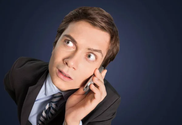 Meglepett üzletember beszél telefonon keresztül — Stock Fotó