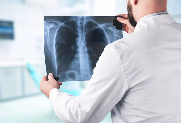 Médico que examina raios-X — Fotografia de Stock