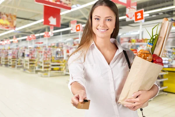 Vrouw met winkelen met credit card — Stockfoto