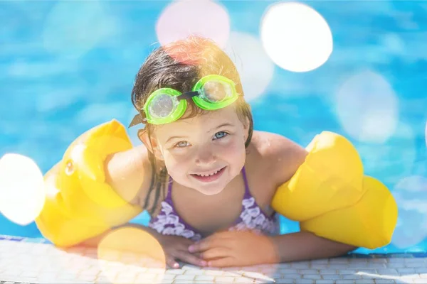 Menina na piscina — Fotografia de Stock