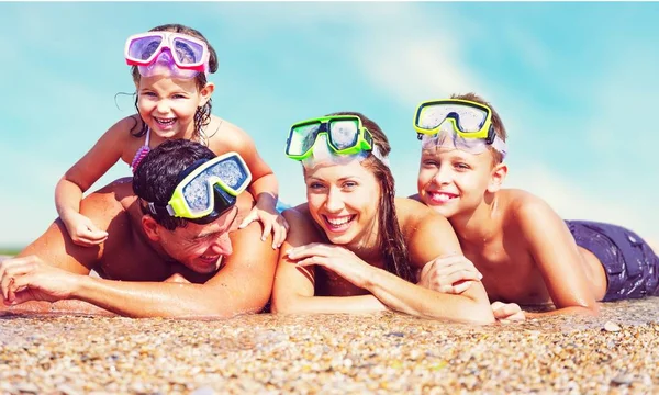 Linda família na praia — Fotografia de Stock