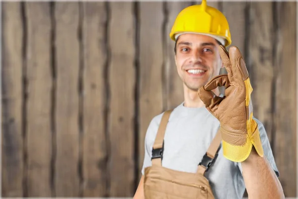 Homem com capacete amarelo — Fotografia de Stock