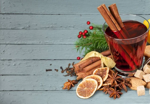 Tasse leckeren Glühwein — Stockfoto