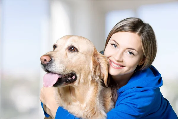 Giovane donna con cane — Foto Stock