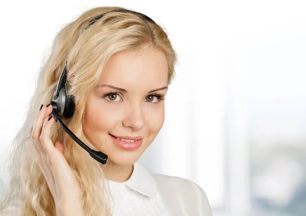 Jeune femme d'affaires en casque — Photo