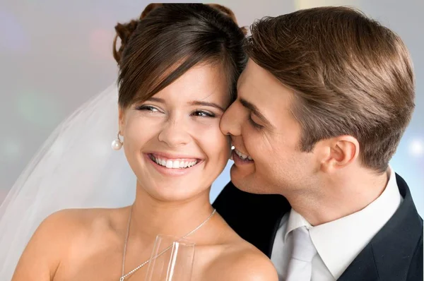 Hochzeitspaar mit Champagner — Stockfoto