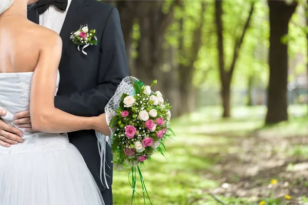 Nevěsta a ženich drží elegantní kytice — Stock fotografie