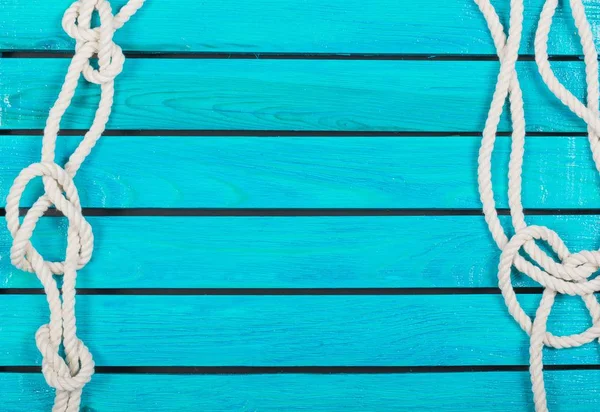 Mavi ahşap doku üzerinde beyaz ip — Stok fotoğraf