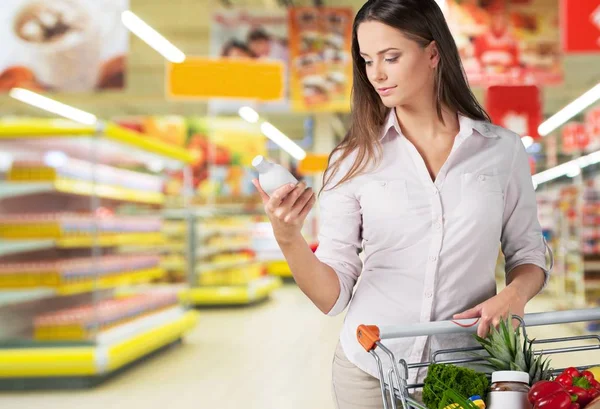 Jovem mulher compras no supermercado — Fotografia de Stock