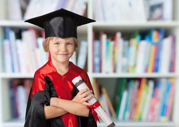 Jongen in Afstudeer hoed met diploma — Stockfoto