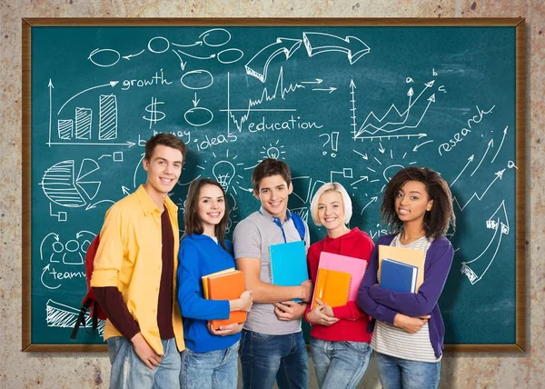 Grupo de jóvenes estudiantes — Foto de Stock