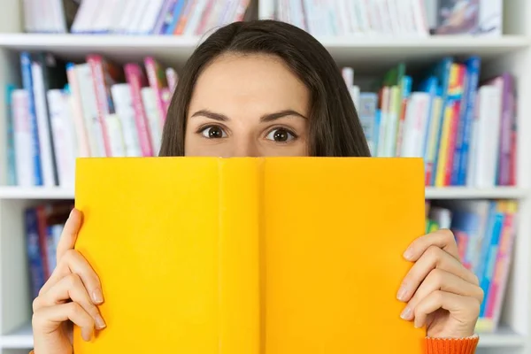 Libro de lectura mujer — Foto de Stock