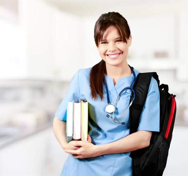 Aantrekkelijke jonge vrouwelijke studente geneeskunde — Stockfoto