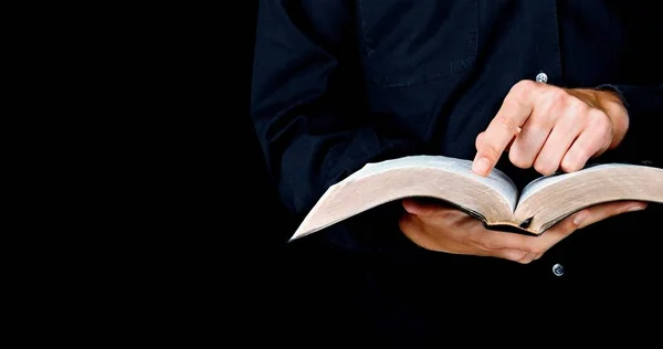 Hombre sosteniendo la sagrada Biblia — Foto de Stock