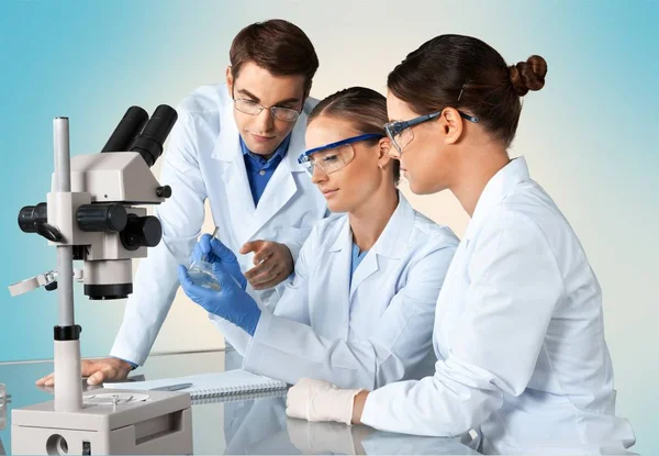 Vědci pracující s mikroskopem — Stock fotografie