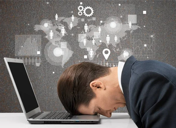 Retrato de homem de negócios cansado com laptop — Fotografia de Stock