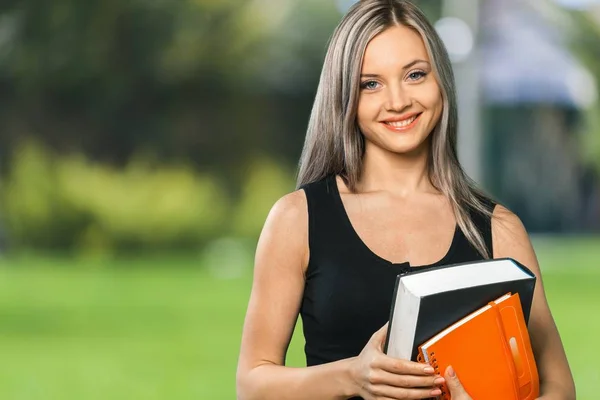 Jonge vrouw met boek — Stockfoto