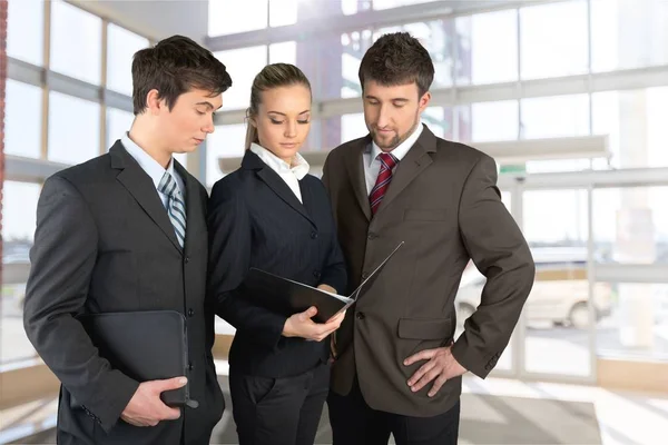 Hombres de negocios y mujeres trabajando juntos — Foto de Stock