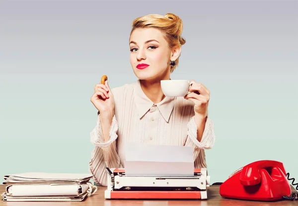 Mulher com café e máquina de escrever vintage — Fotografia de Stock