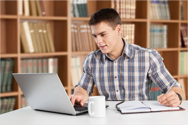 Homem usind laptop — Fotografia de Stock