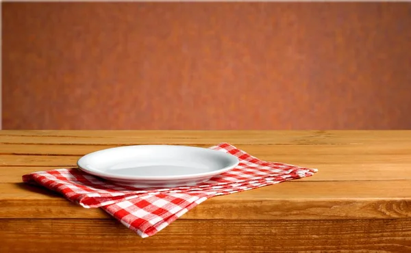 Beyaz plaka peçete üzerinde