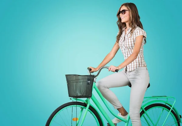 Atrakcyjna kobieta z roweru — Zdjęcie stockowe