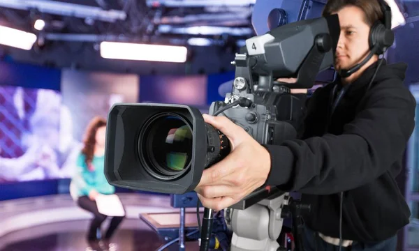 adam tutarak büyük video kamera