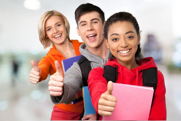 mutlu öğrenci grubu 