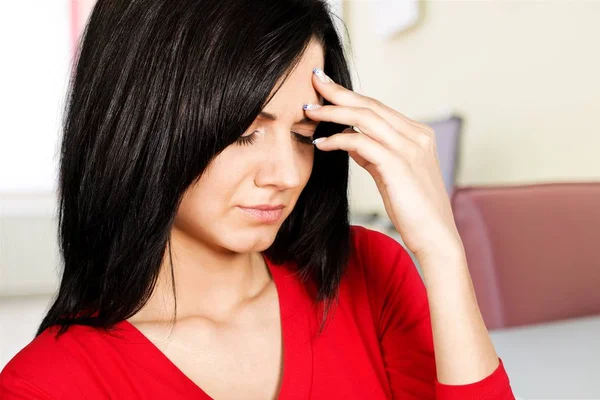 Mujer joven con dolor de cabeza — Foto de Stock