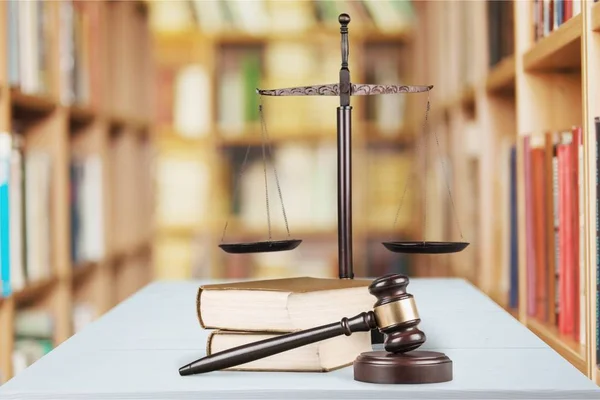Justitie schalen en houten hamer — Stockfoto