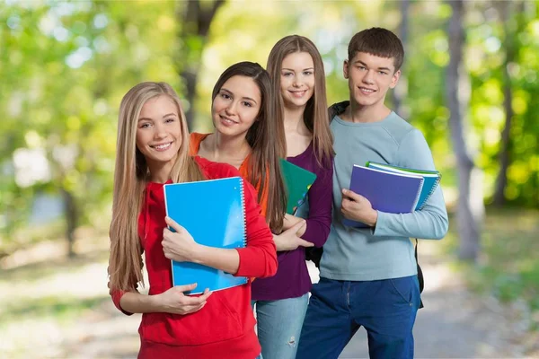 Grupp unga studenter — Stockfoto