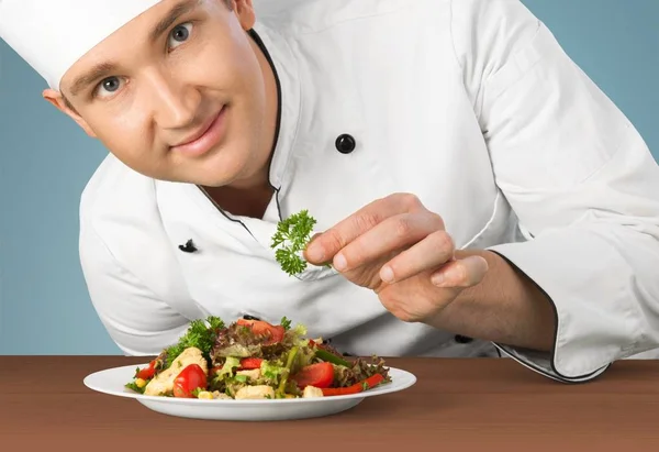 Joven guapo chef mostrando su plato —  Fotos de Stock