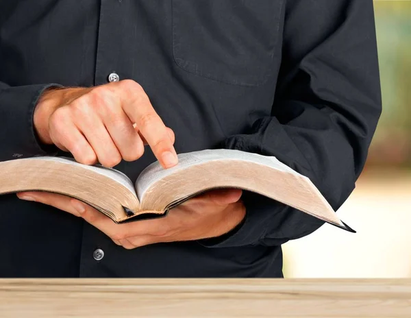 Homme lisant la Bible — Photo