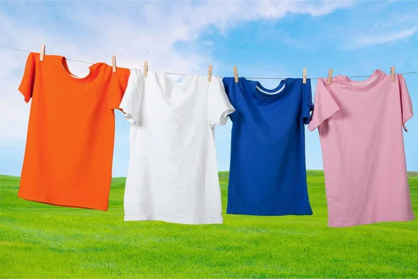 Camisetas coloridas colgando de la cuerda —  Fotos de Stock