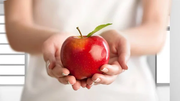 Femme tenant une pomme rouge — Photo