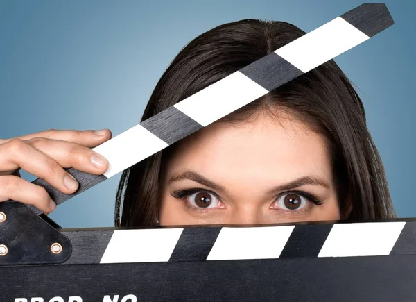 Giovane donna con un clapperboard film — Foto Stock