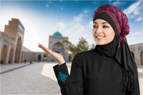 Милая арабская женщина — стоковое фото