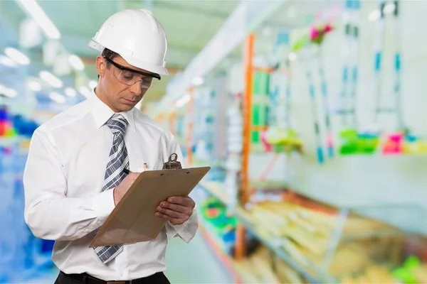 Worker writing on paperclip — Stock Photo, Image