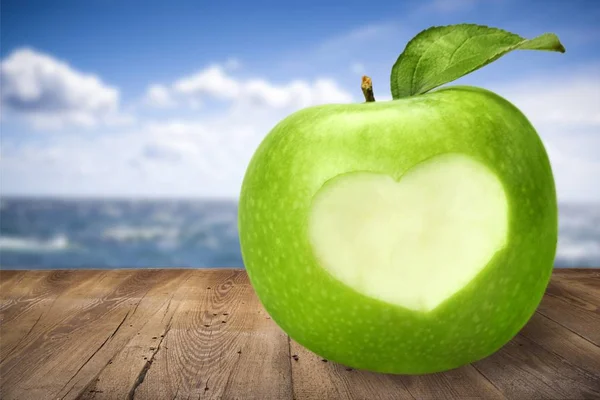 苹果与心刻的标志 — 图库照片