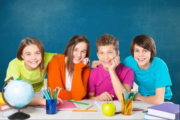 Skolbarn i klassrummet — Stockfoto