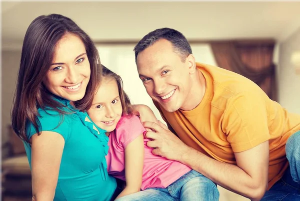 Familia joven feliz —  Fotos de Stock