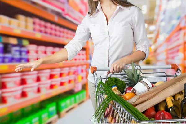 Mulher com carrinho de compras — Fotografia de Stock